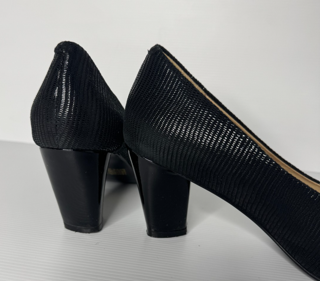 Women Textured Block Heel Black Leather Shoes  Near New Condition Size 39/8.5