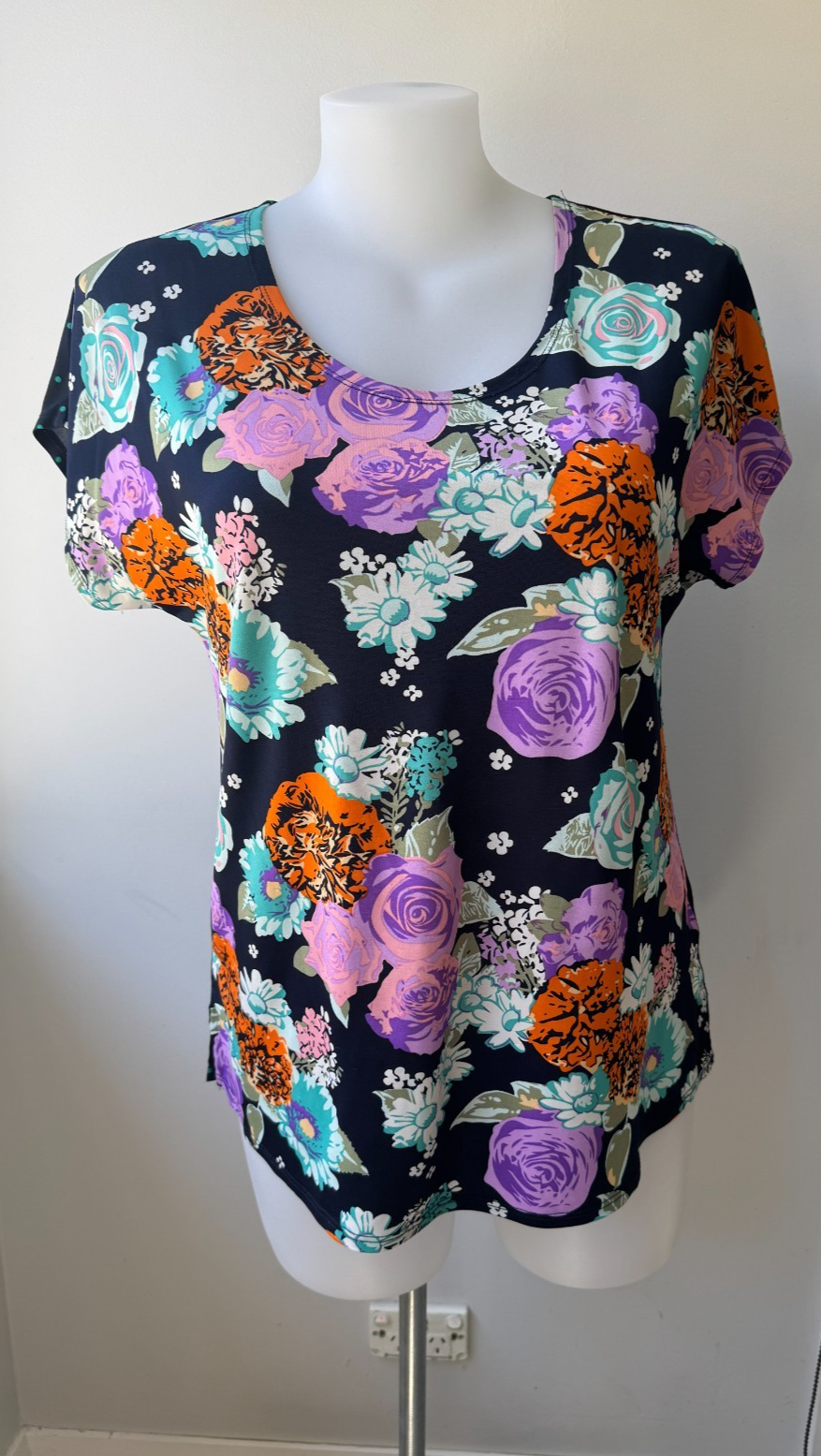 Taking Shape Beautiful Floral top Easy Care No Iron Plus size XXS 12-14
