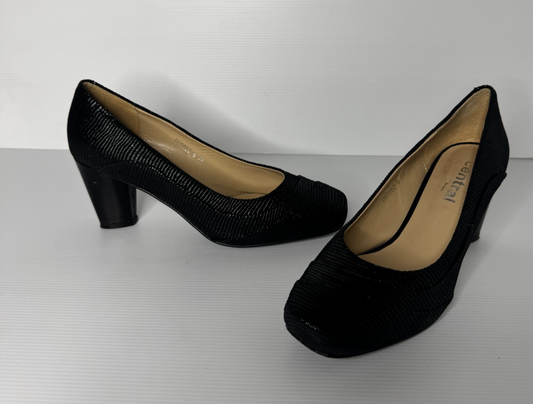Women Textured Block Heel Black Leather Shoes  Near New Condition Size 39/8.5