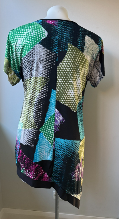 Taking Shape Abstract Print Top – Short/Split Sleeve Design – Plus Size XS 14-16