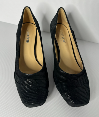 Women Textured Block Heel Black Leather Shoes  Near New Condition Size 39/8.5