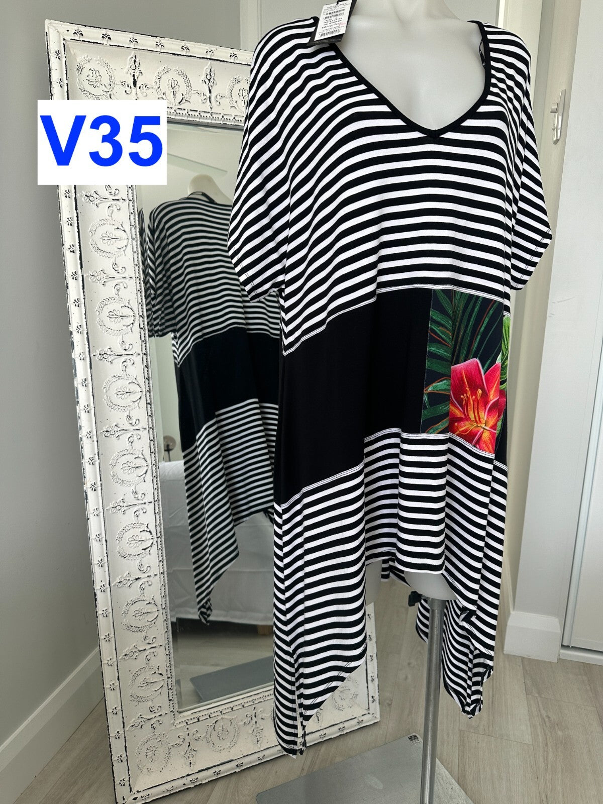 TS Taking Shape Plus Sz S 16-18 Tunic Top Stay In Line RRP $110, NEW WITH TAG