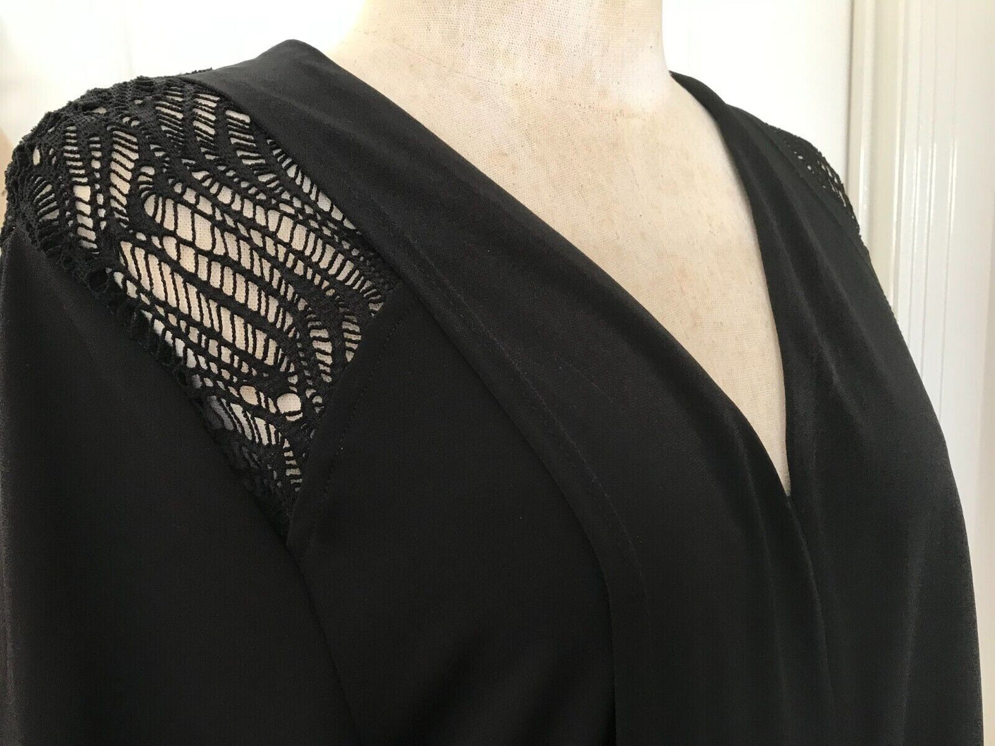 TAKING SHAPE Luna Lace Tunic Size S (16-18) rrp $119.95 New With Tag
