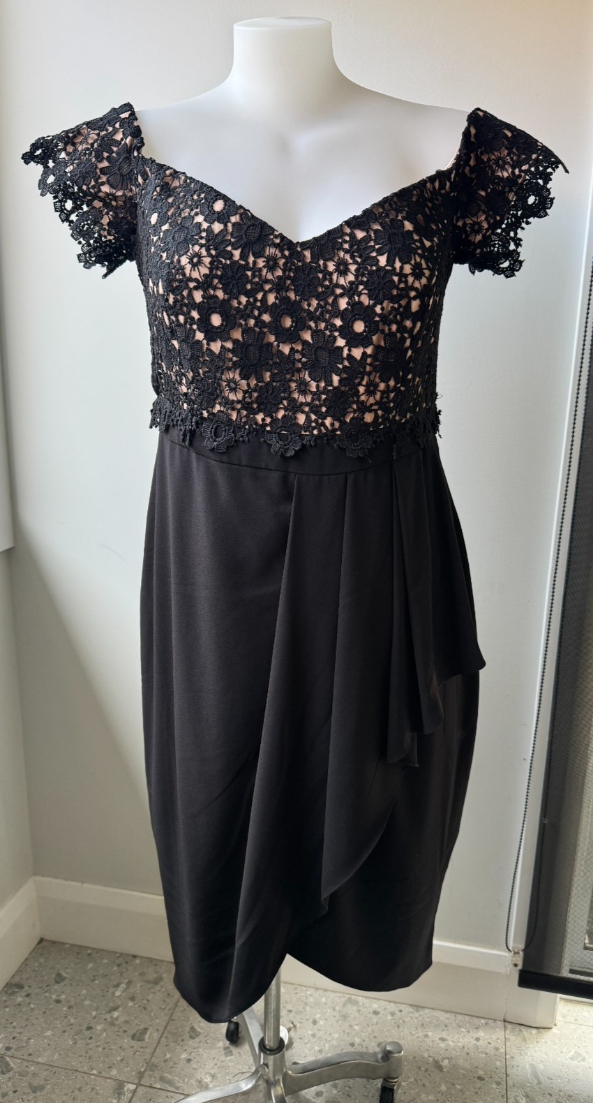 City Chic Lace Glamour Midi Dress - black as New - Plus Size 16 -  RRP $200