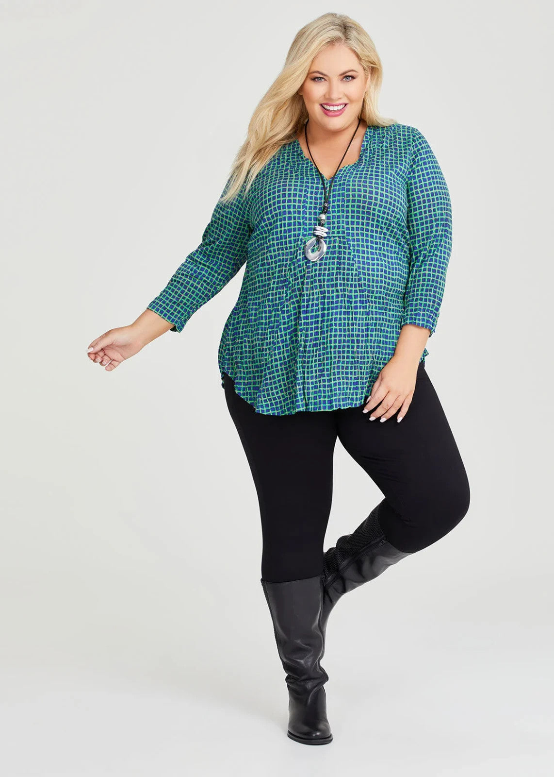 Taking Shape V-neck Bamboo Crush Top in Green Print  Plus Size 22 RRP $120 New