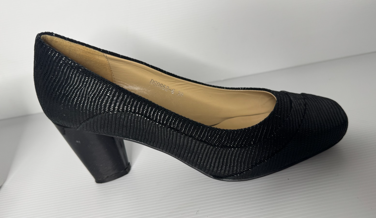 Women Textured Block Heel Black Leather Shoes  Near New Condition Size 39/8.5