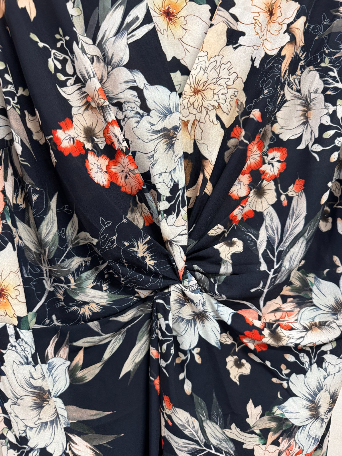 City Chic Plus Size L (20) Floral Print Twist Front Blouse Top V-Neck 🌸