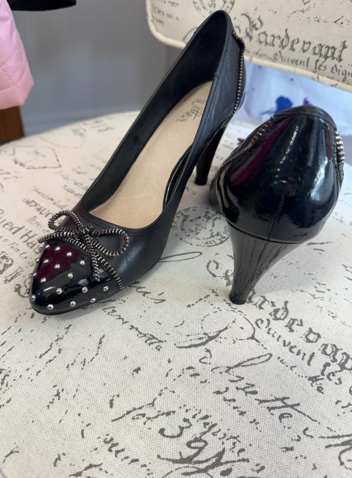 Wittner Vintage Black Leather Studded Bow Toe Heels — Size 8 AU ***Stunning***