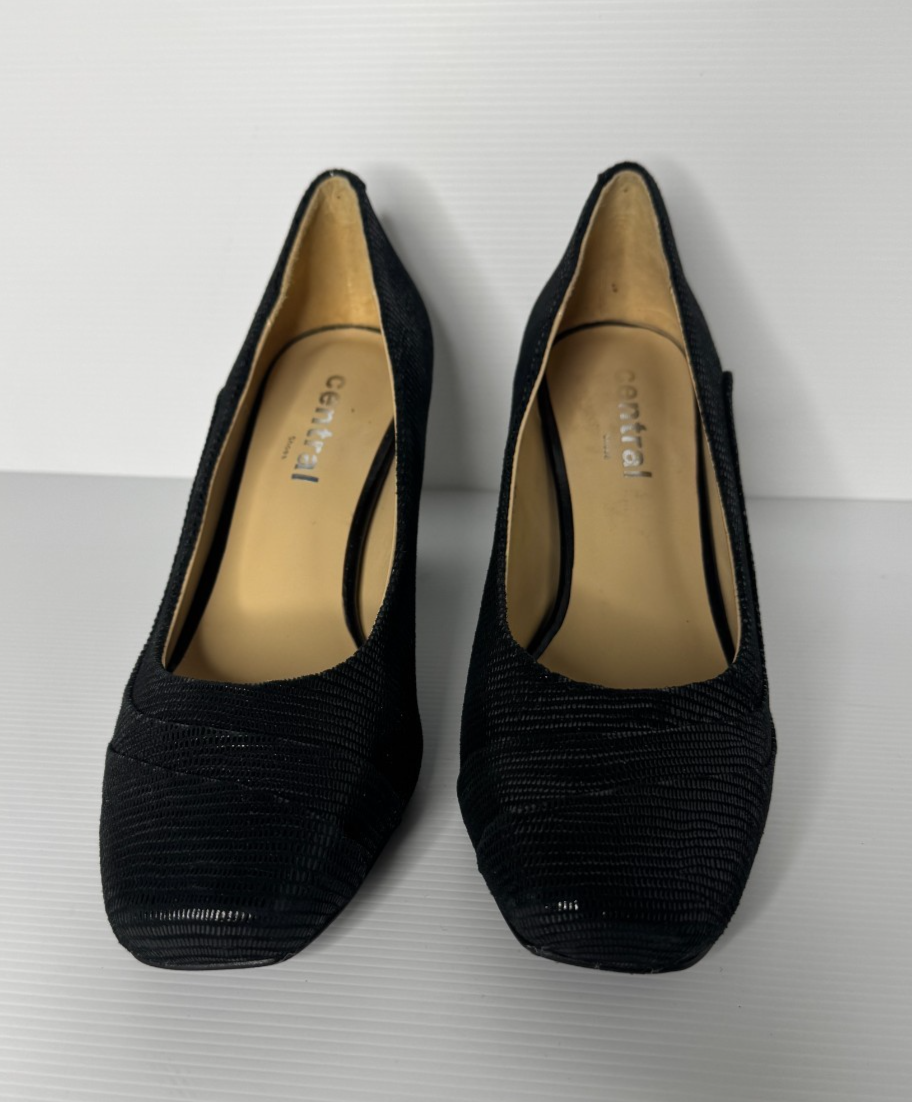 Women Textured Block Heel Black Leather Shoes  Near New Condition Size 39/8.5