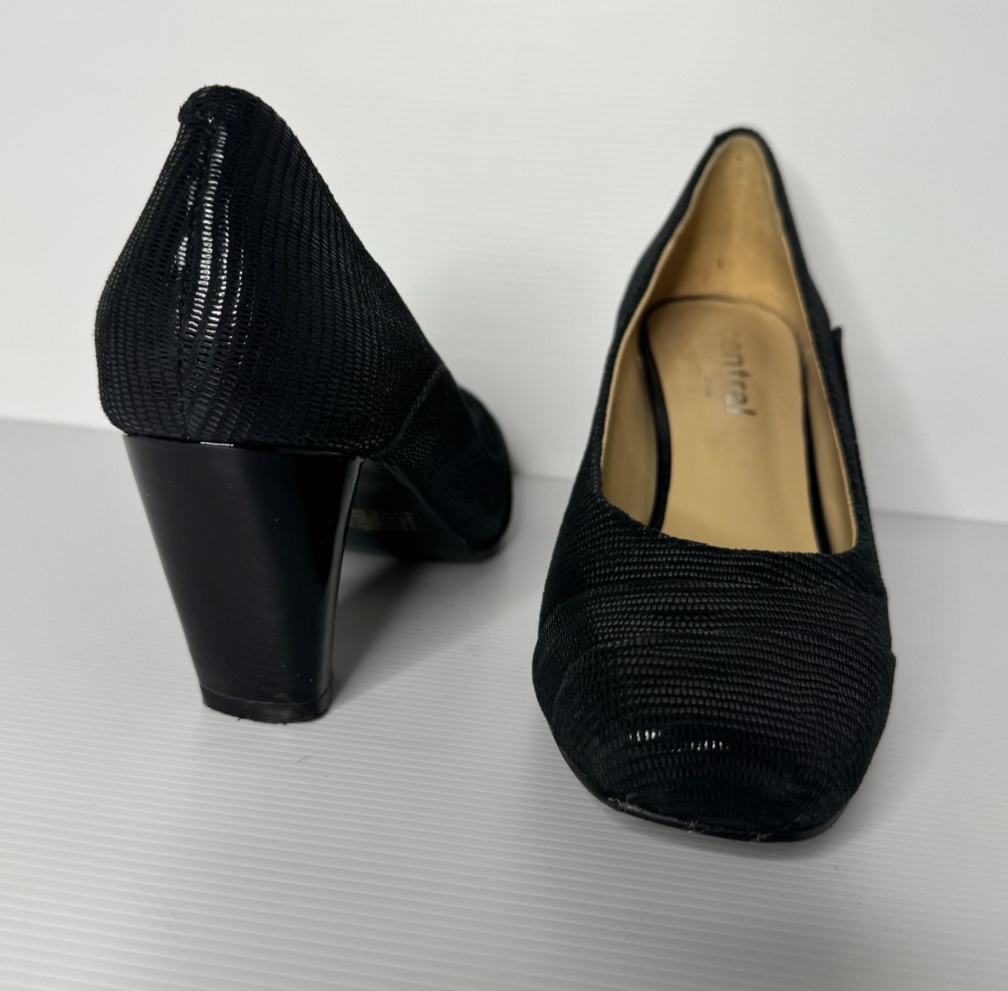 Women Textured Block Heel Black Leather Shoes  Near New Condition Size 39/8.5