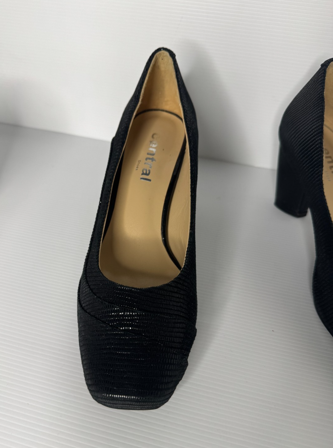 Women Textured Block Heel Black Leather Shoes  Near New Condition Size 39/8.5